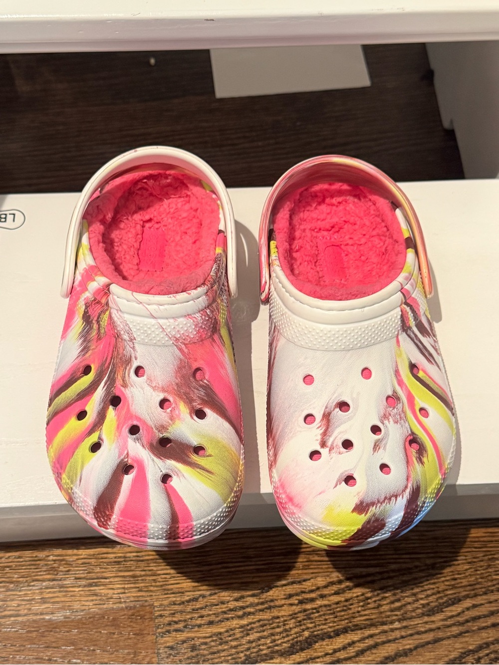 CROCS Kids Classic Fur-Lined Marble Clog in “Electric Pink” – Size J2